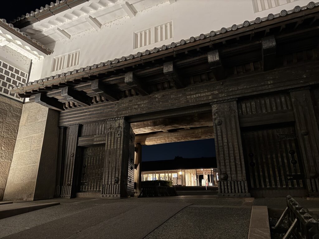石川門の二の門をくぐった先の夜景（金沢城公園）