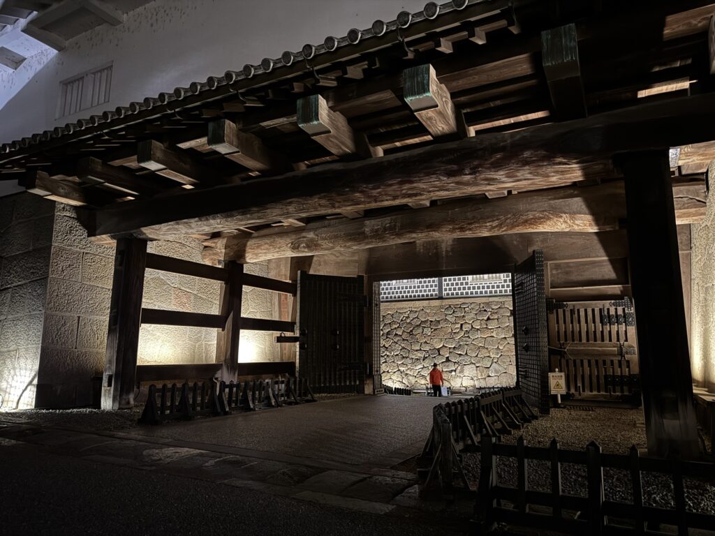 夜間ライトアップされた金沢城石川門・二の門（内側から）