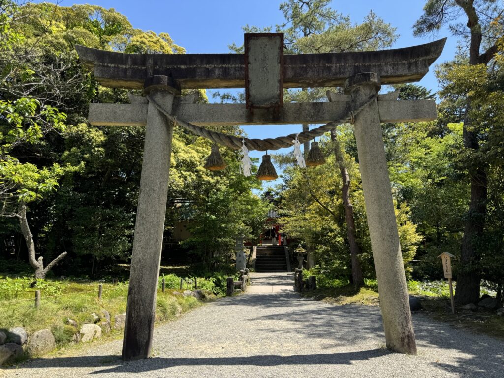 金澤神社の鳥居。兼六園の随身坂口すぐそばに位置する