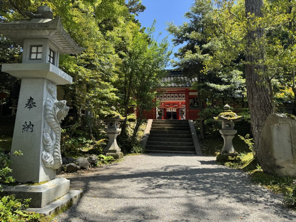 金澤神社の鳥居をくぐると続く参道