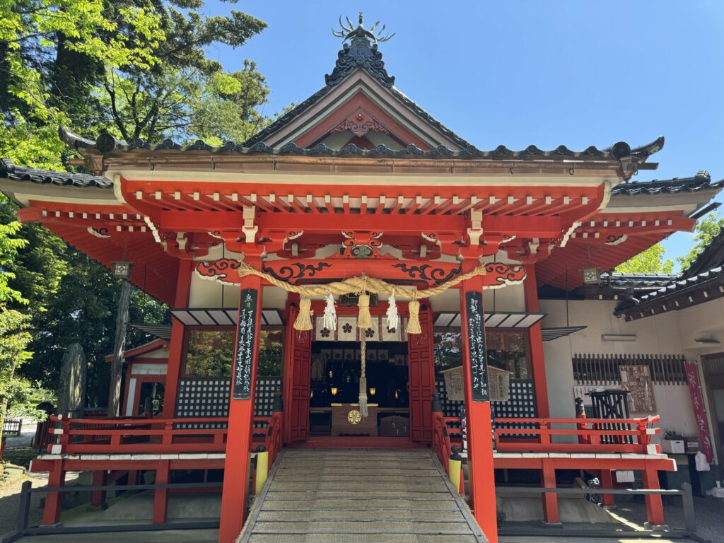 金澤神社の本殿に参拝する様子