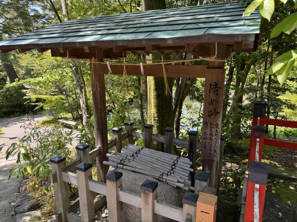 金澤神社境内の清め砂。持ち帰り土地を清める風習がある