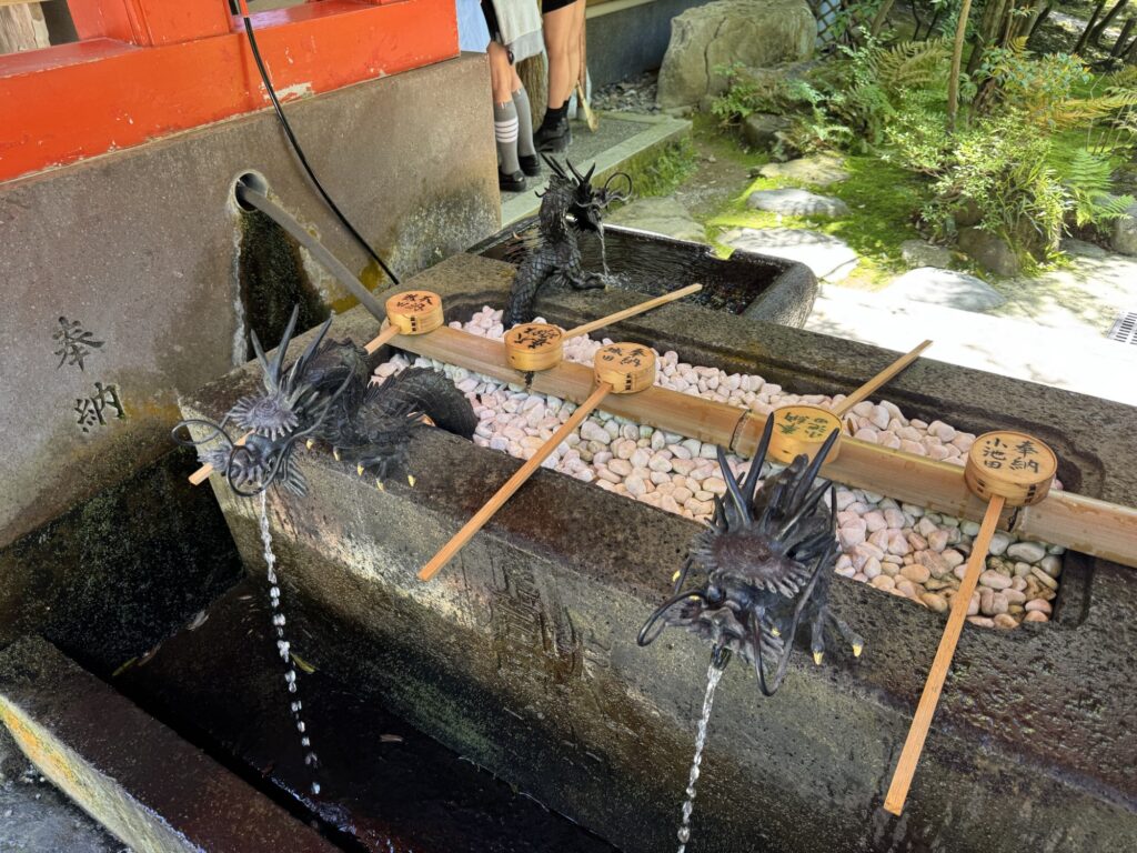 金澤神社の手水舎。参拝前に手を清める