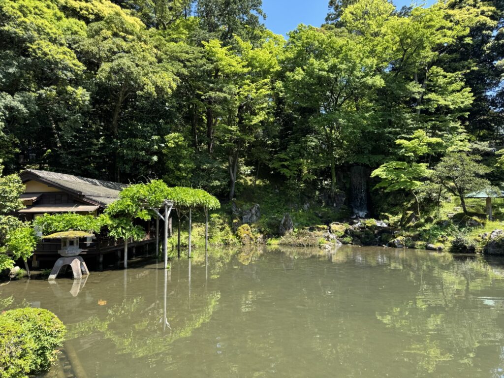 ひょうたん形の瓢池（ひさごいけ）と翠滝（兼六園）