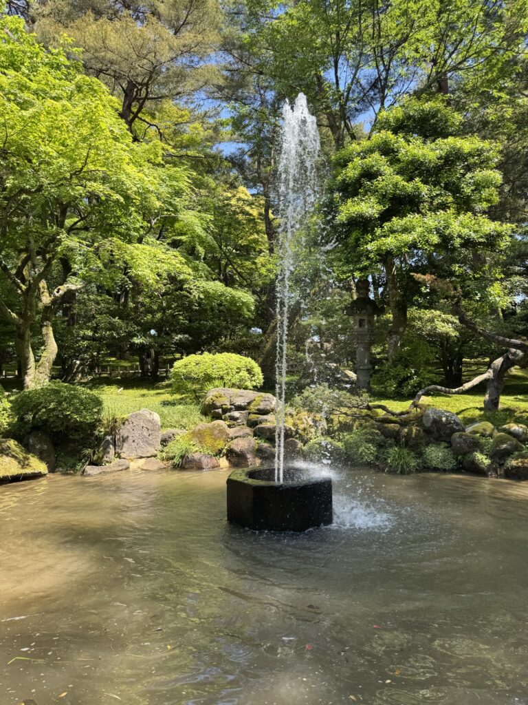 兼六園の噴水。日本最古ともいわれ、自然の水圧で約3.5mに噴き上がる
