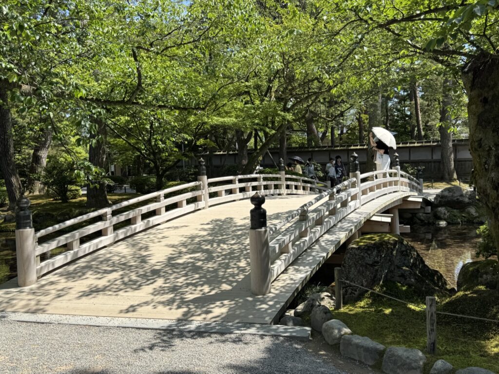 兼六園の橋と水辺の風景。春の桜シーズンには人気の撮影スポットになる