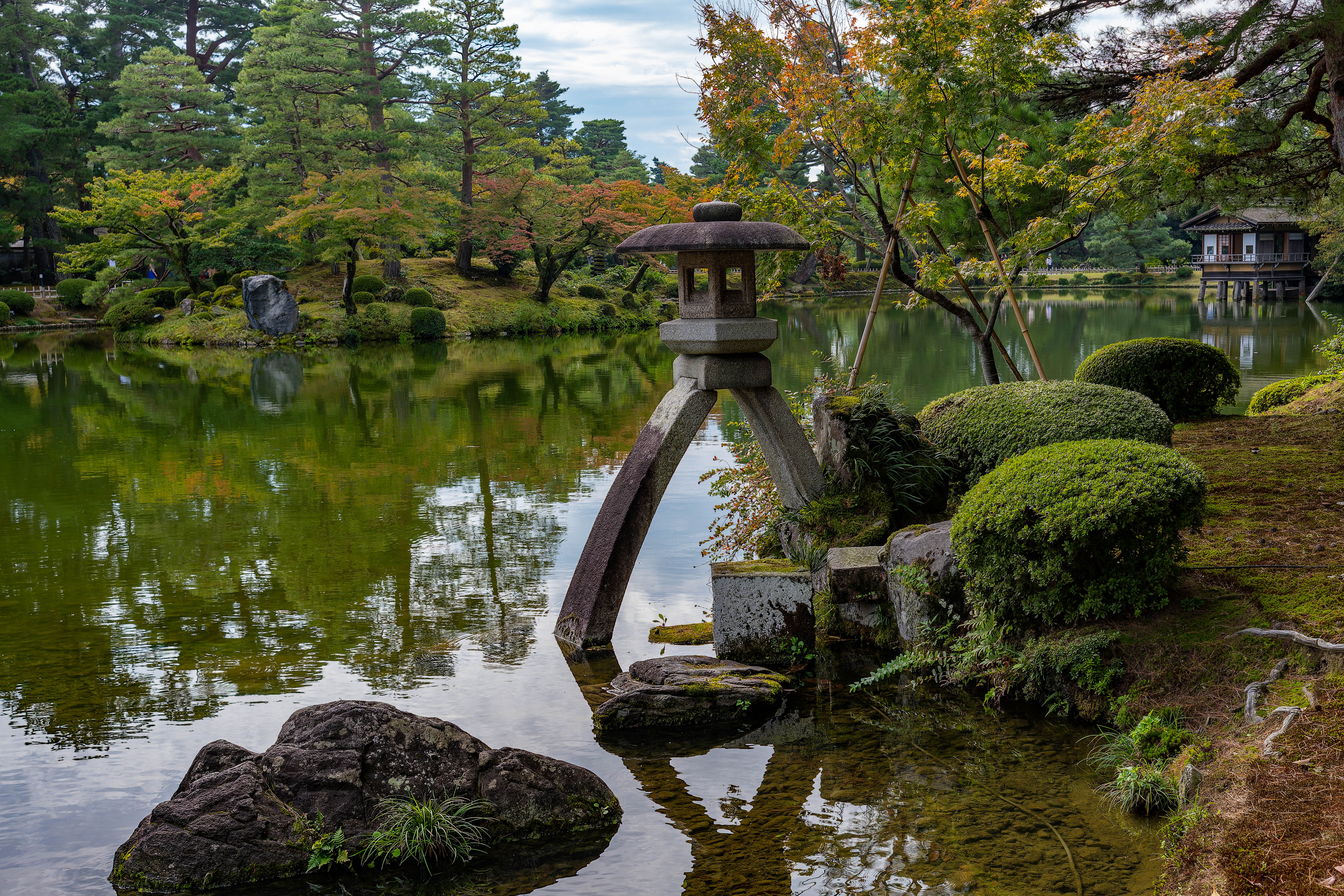 金沢・兼六園の日本庭園—霞ヶ池と唐崎松が美しい日本三名園のひとつ