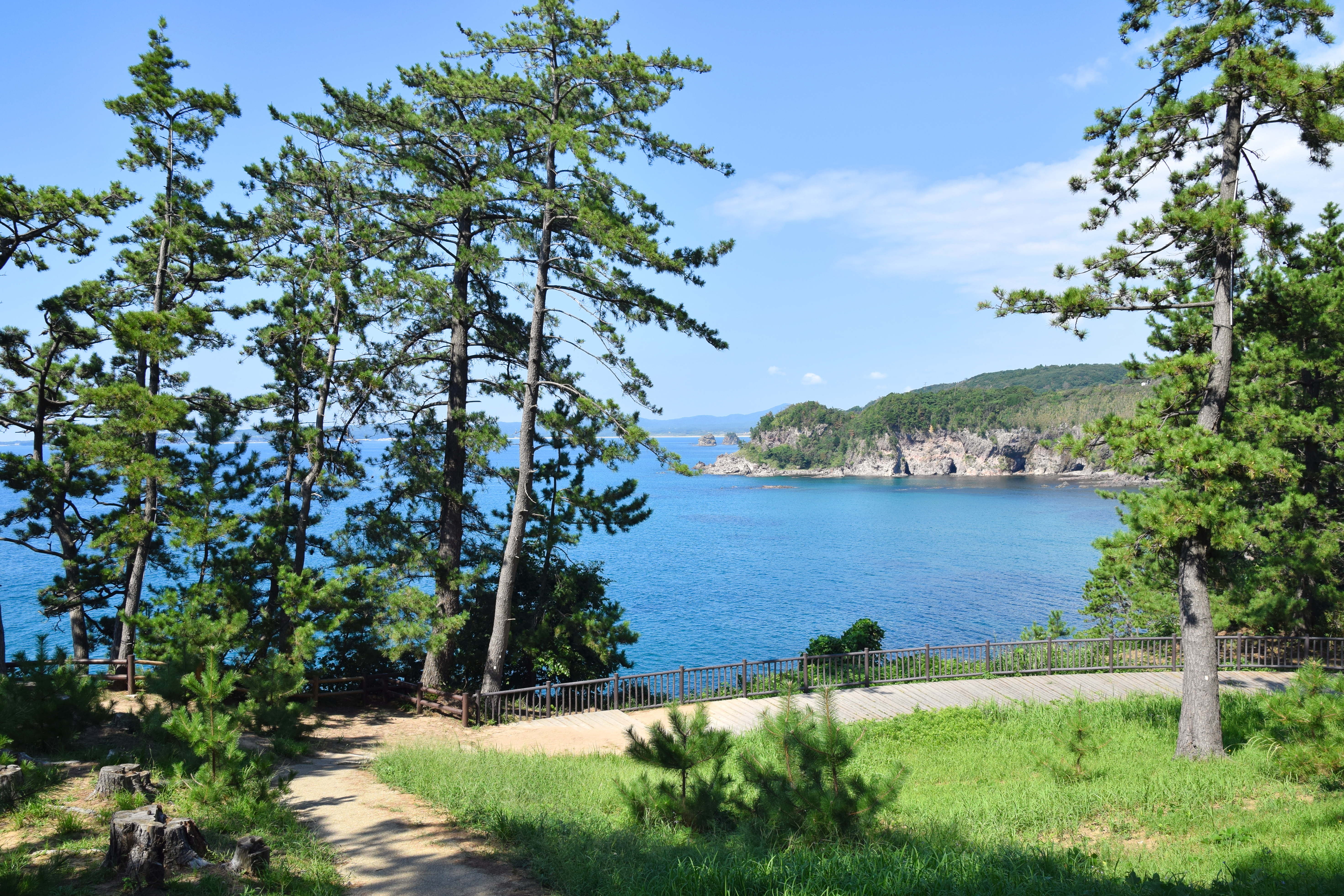 石川県能登半島の日本海沿岸—荒々しい岩礁が続く能登金剛エリアの海岸線