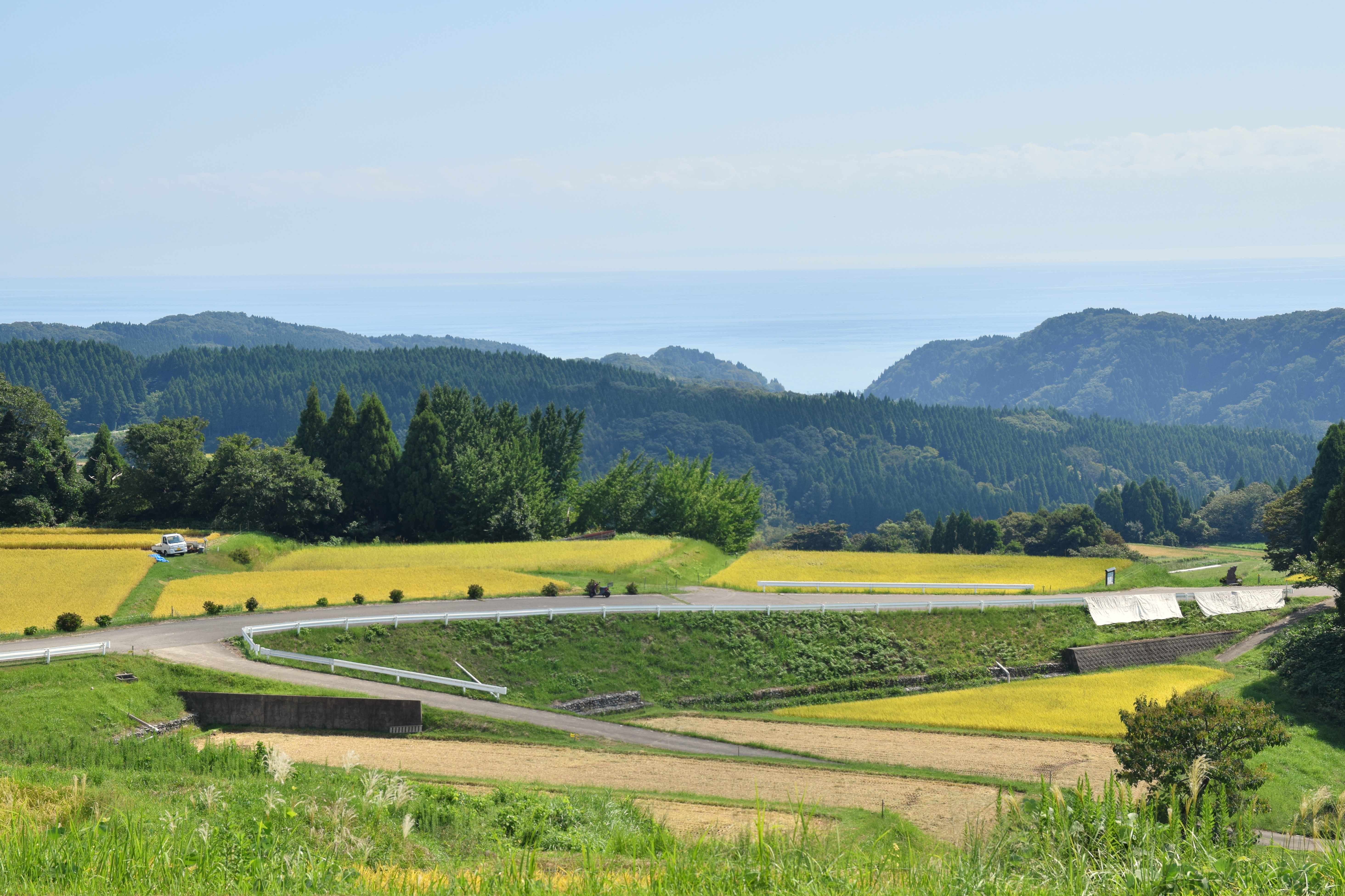 能登半島北部の日本海と農村—里山里海が一体となった能登半島の原風景