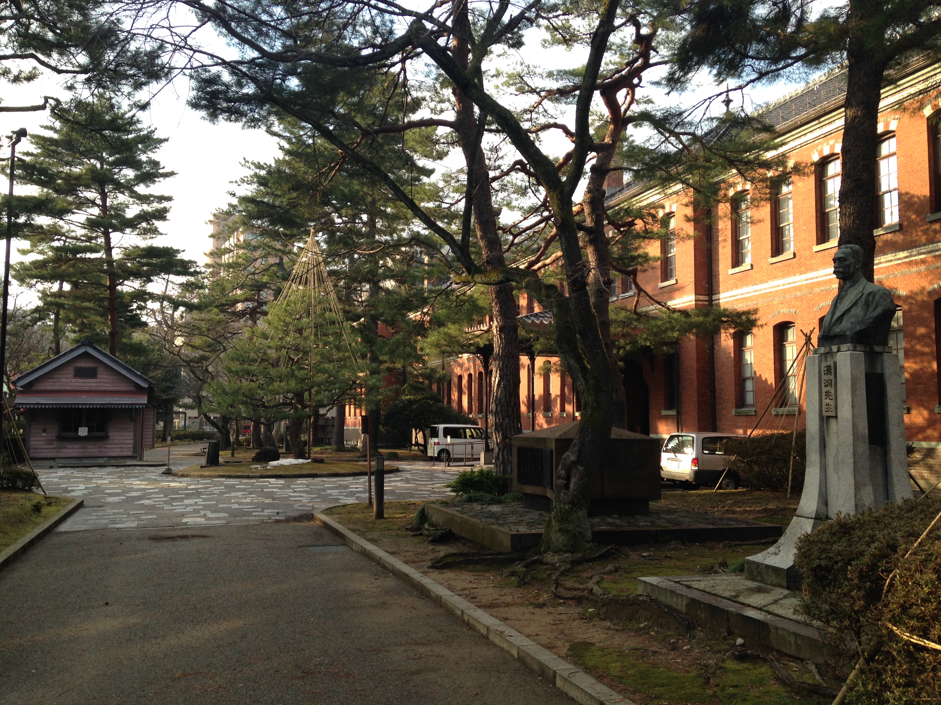 四高記念公園・石川四高記念文化交流館の緑豊かな庭園