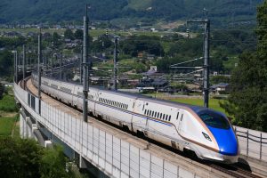 北陸新幹線E7系「あさま」—佐久平付近を走る白い新幹線