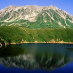 富山県立山・みくりが池と立山連峰の夏景色—残雪が残る3000m級の峰々