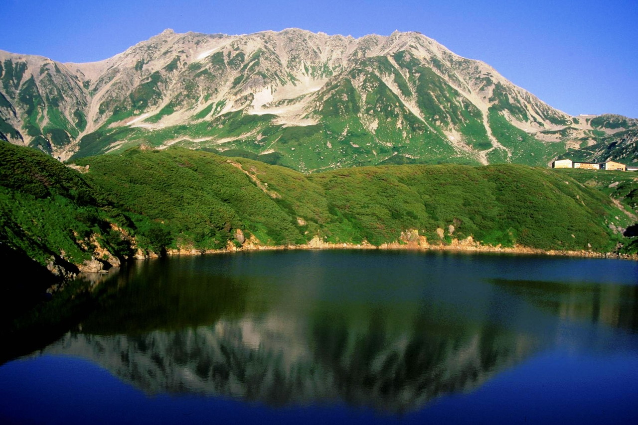 富山県立山・みくりが池と立山連峰の夏景色—残雪が残る3000m級の峰々