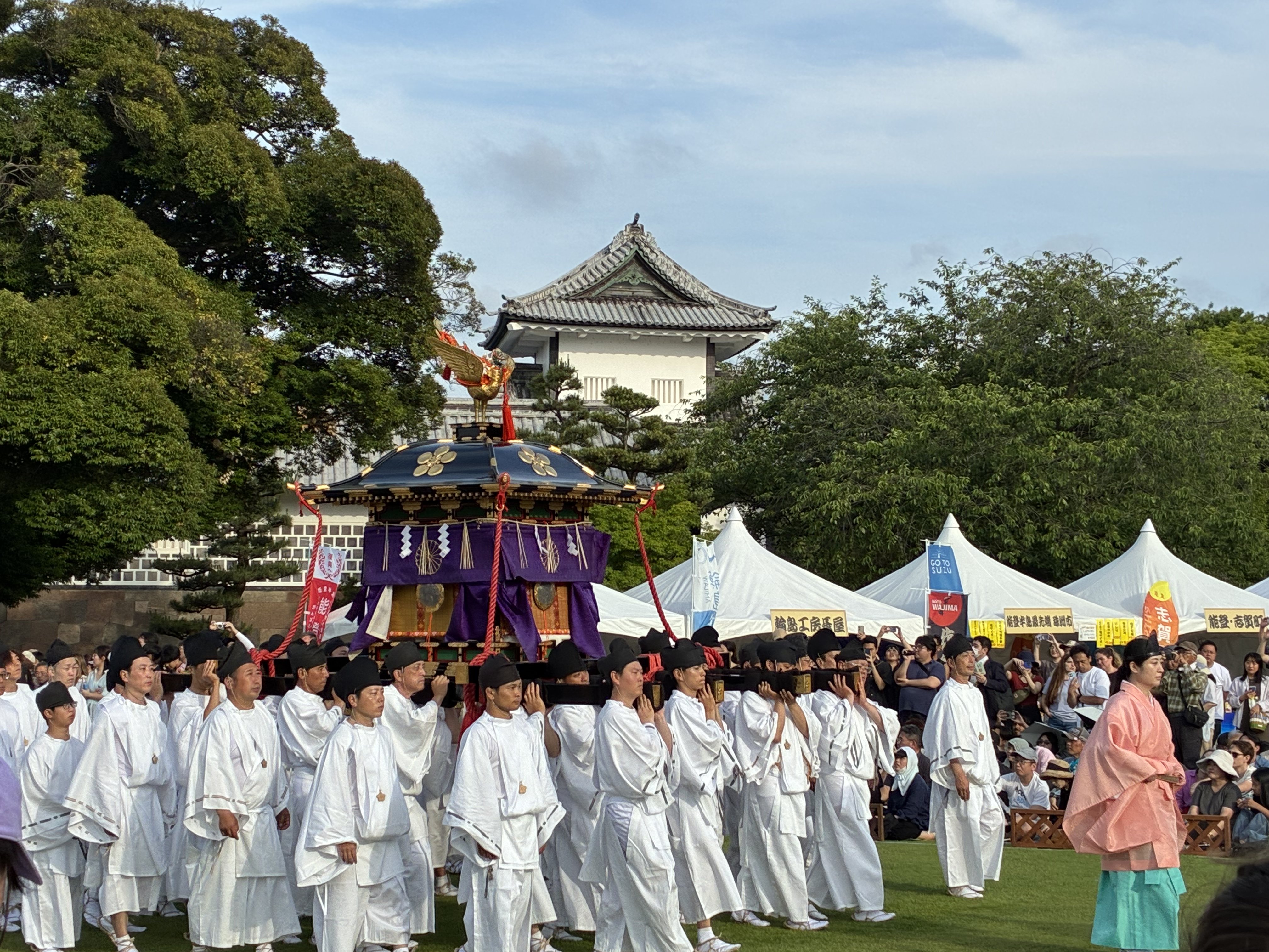 尾山神社御鳳輦を担ぐ白装束の行列と金沢城の天守