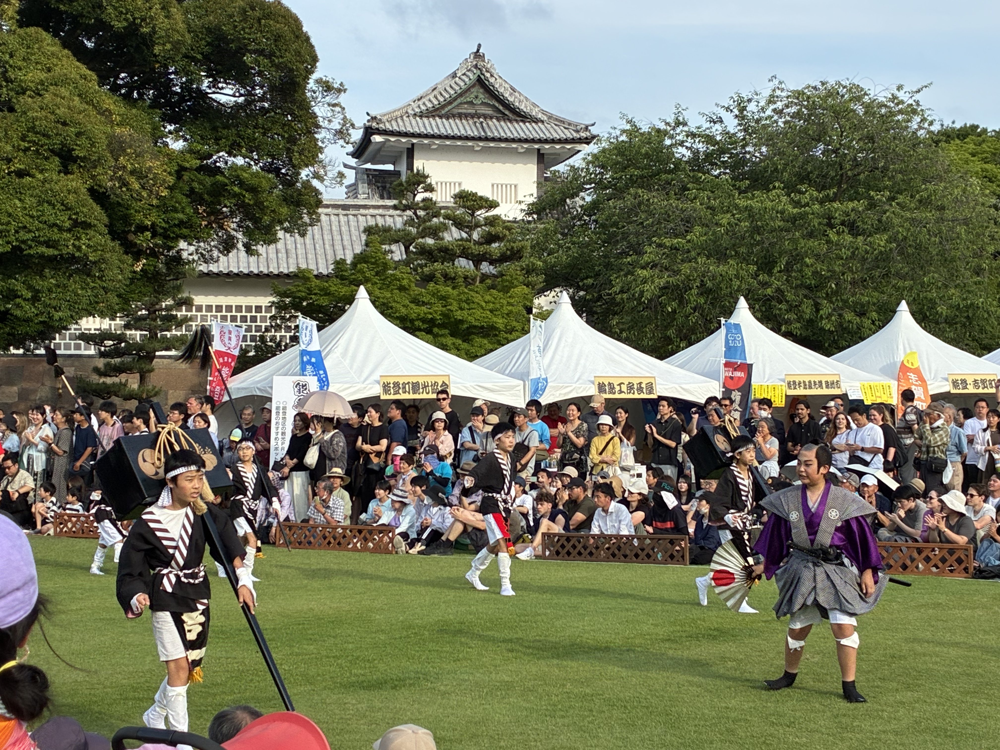 金沢城公園での子ども行列。天守を背に子どもたちが元気よく行進