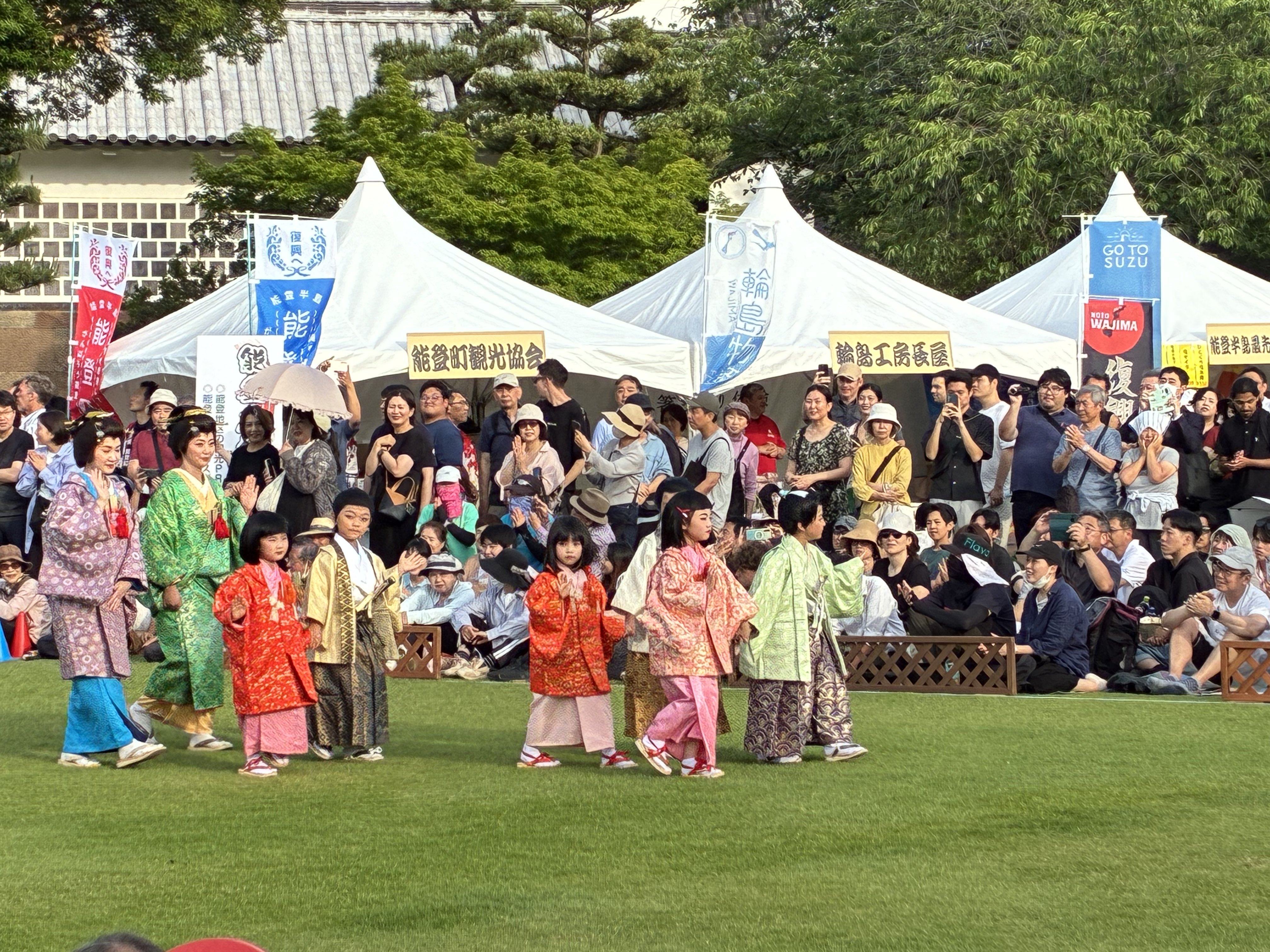 カラフルな着物姿の幼い子どもたちの行列