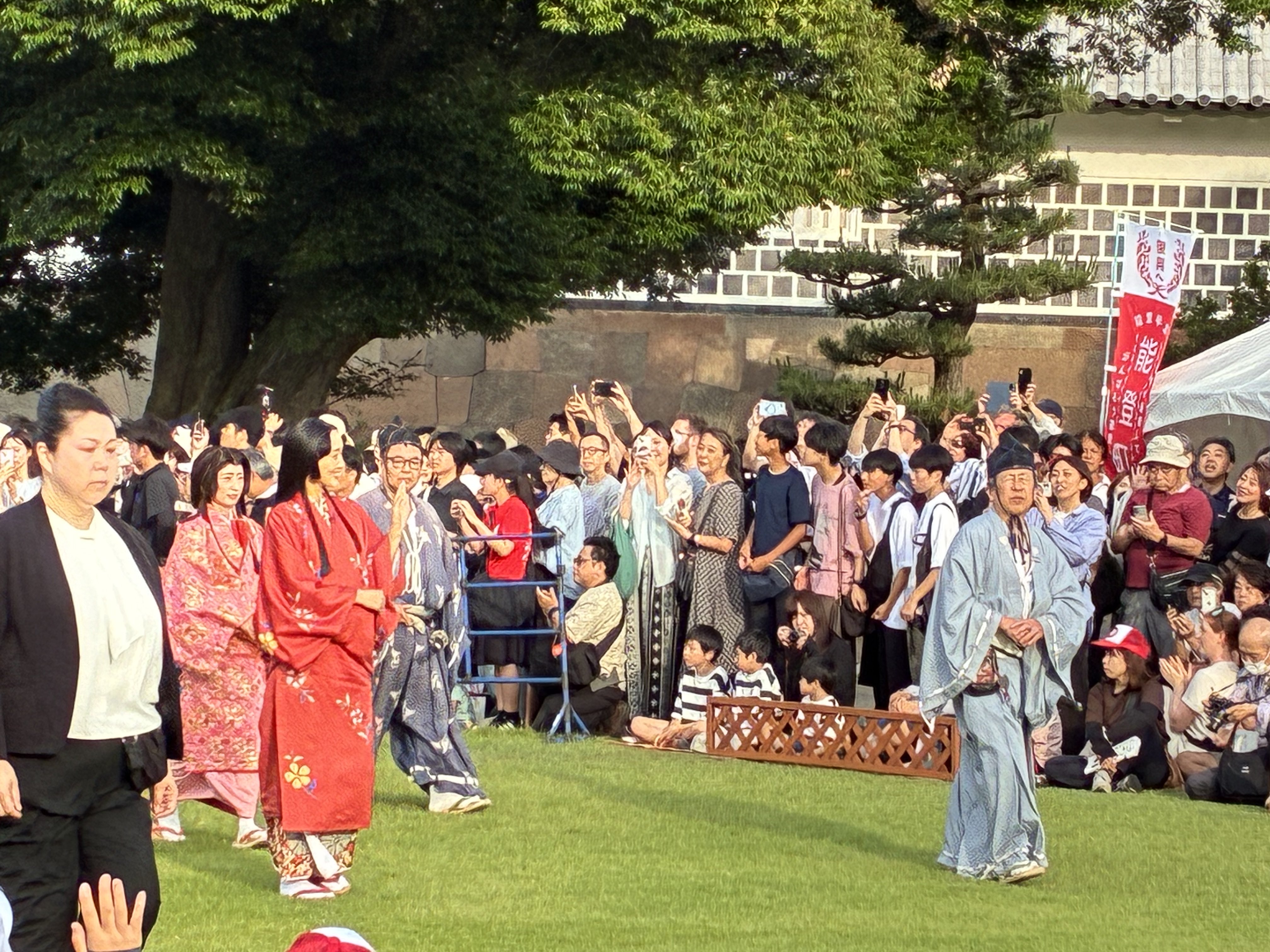 金沢城公園でお松の方役と随行が歩く。観客が見守る