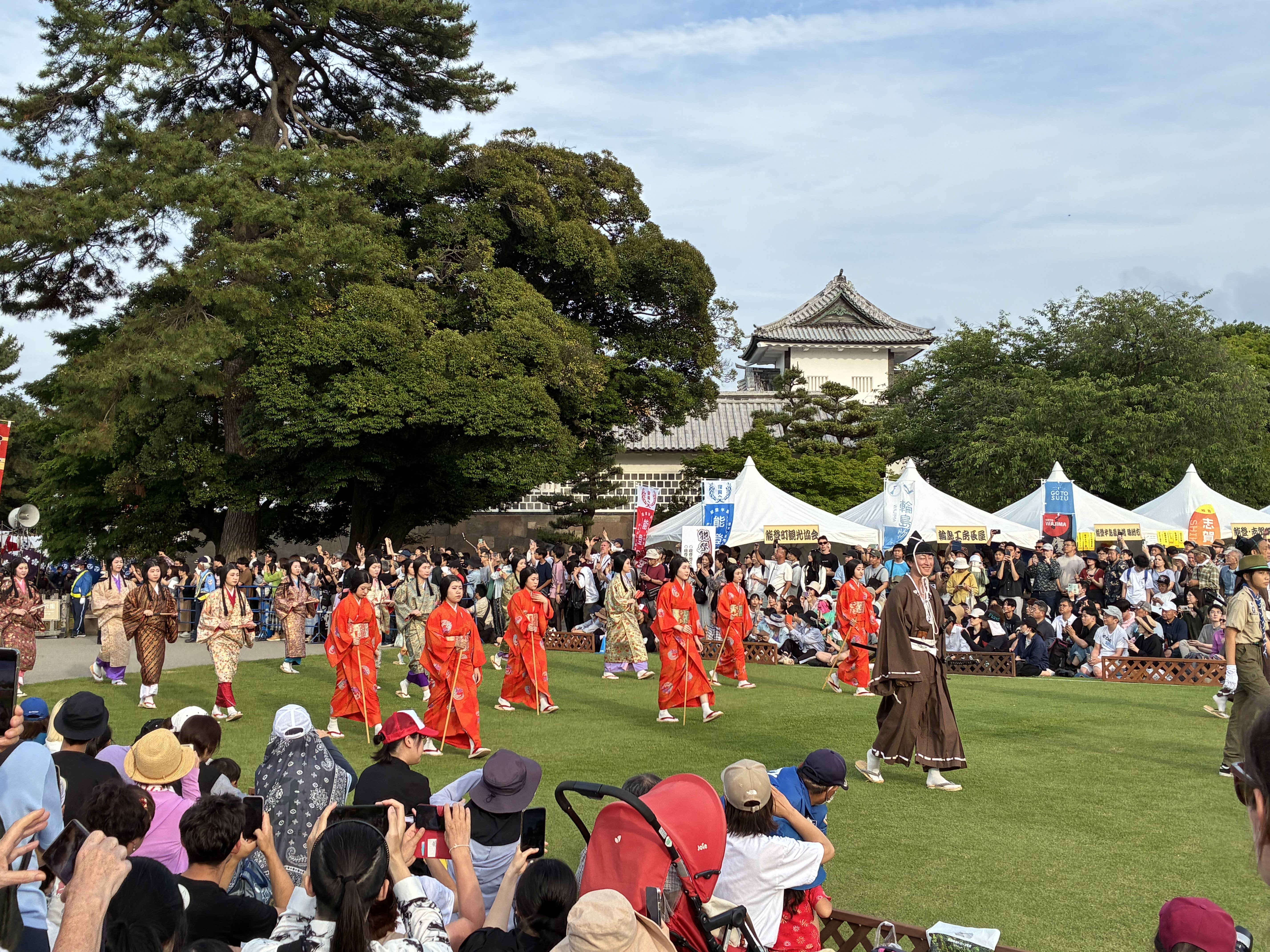 金沢城公園・三の丸広場でのお松の方の行列。赤い衣装が金沢城の白壁に映える