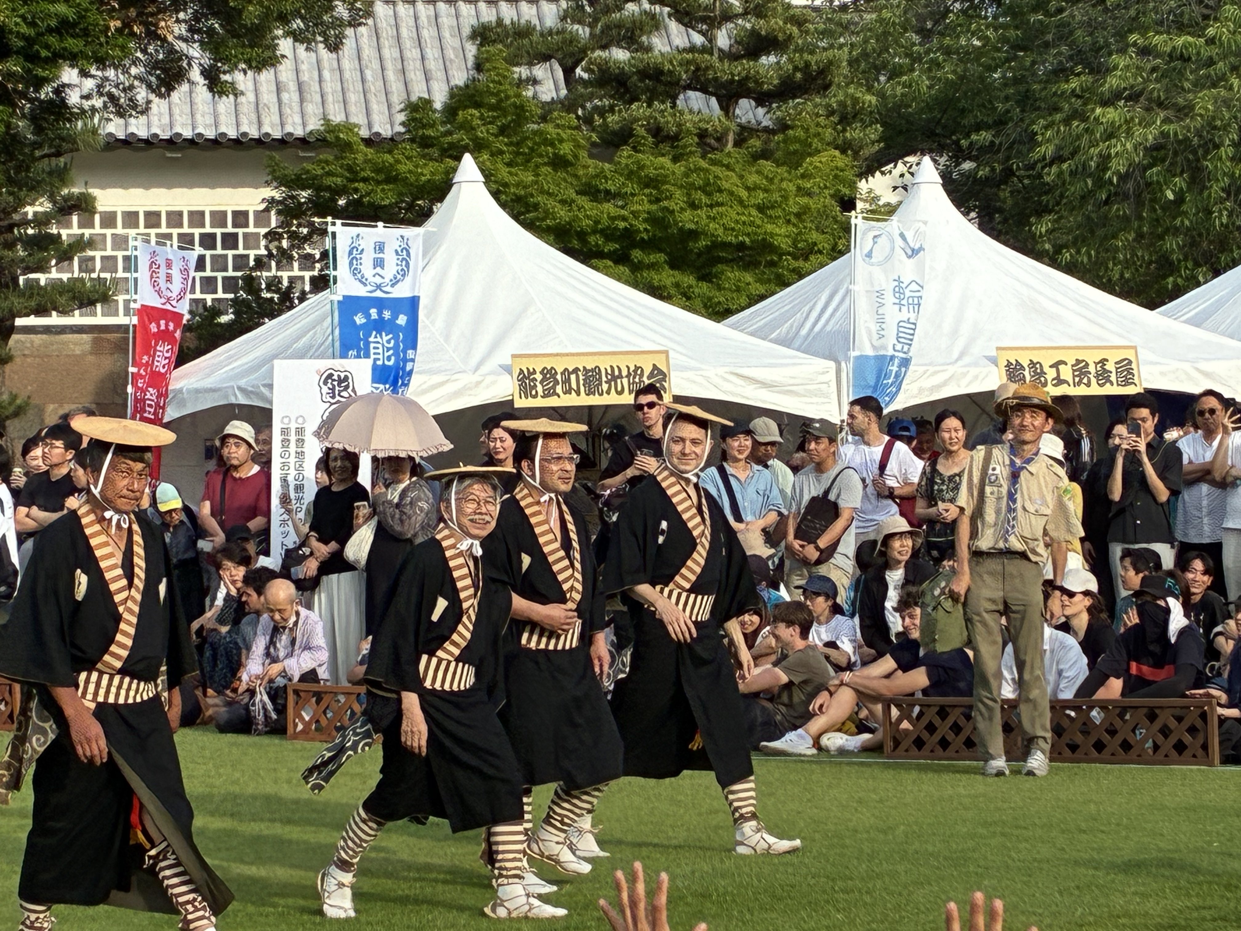 金沢城公園での大人奴行列。黒装束に白の家紋が凛々しい