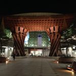 ライトアップされた金沢駅の鼓門の夜景