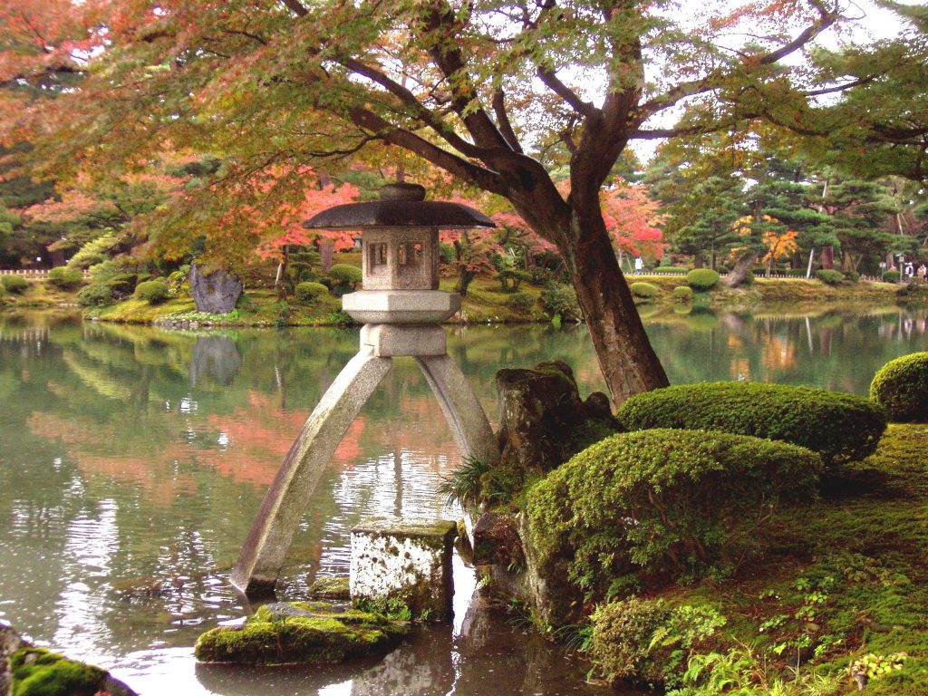 兼六園のことじ灯籠と霞ヶ池の紅葉