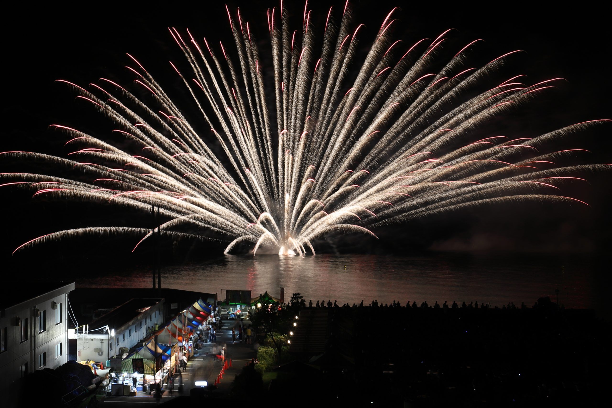 夏の夜空を彩る福井県の花火大会