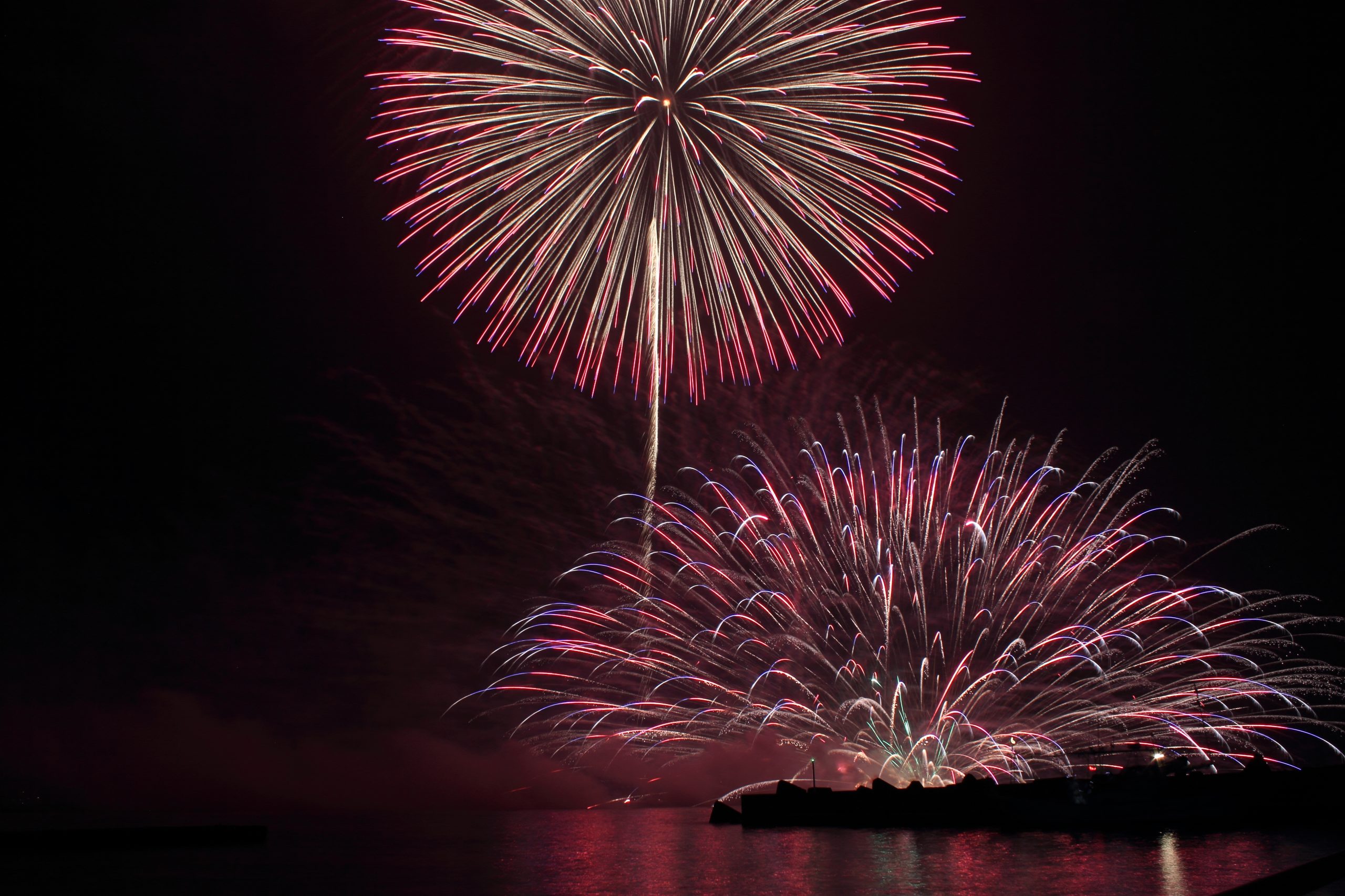 三国サンセットビーチの夜空に上がる三国花火大会の花火