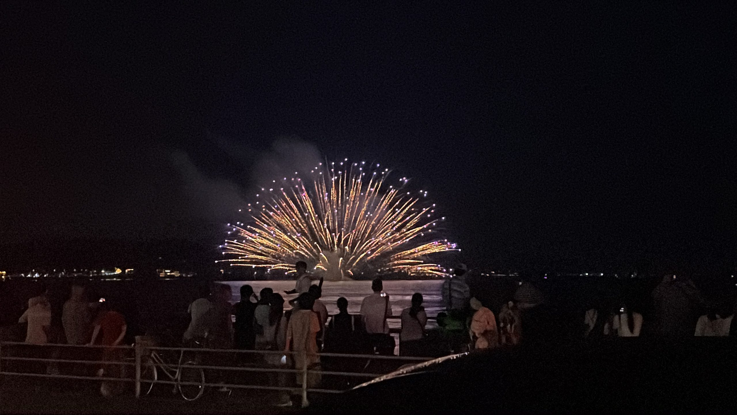 海面で半円形に開く水中花火