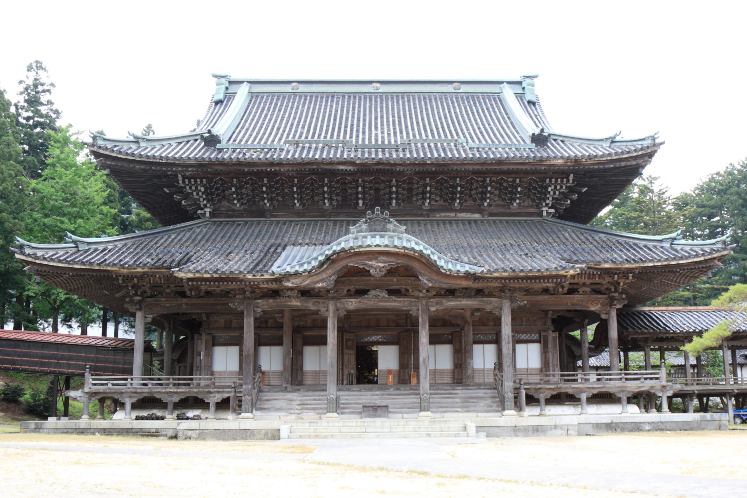 瑞泉寺の太子堂と軒下の彫刻装飾