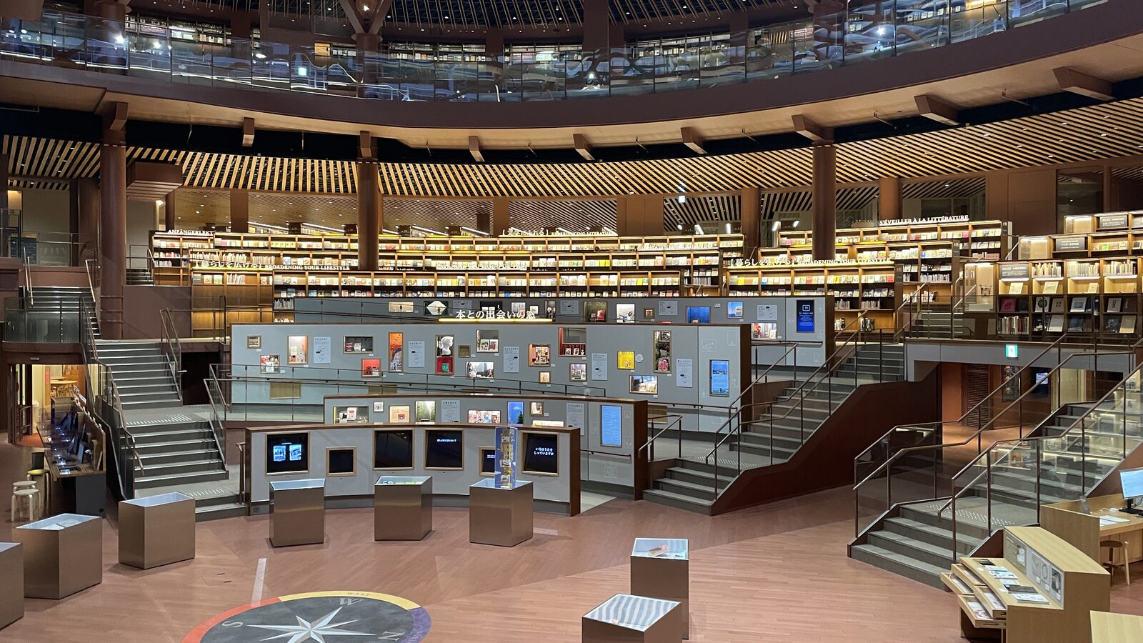 石川県立図書館 1階の本との出会いの窓
