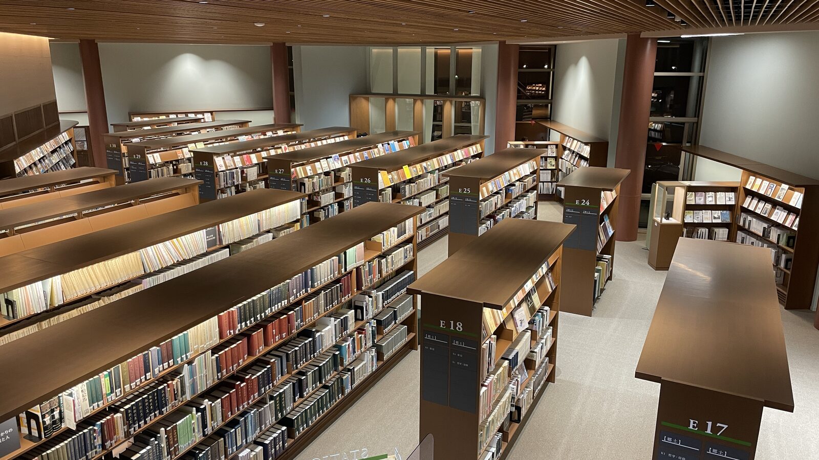 石川県立図書館 テーマ別に並ぶ書架