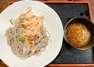 辛味大根をのせた福井の越前おろしそば