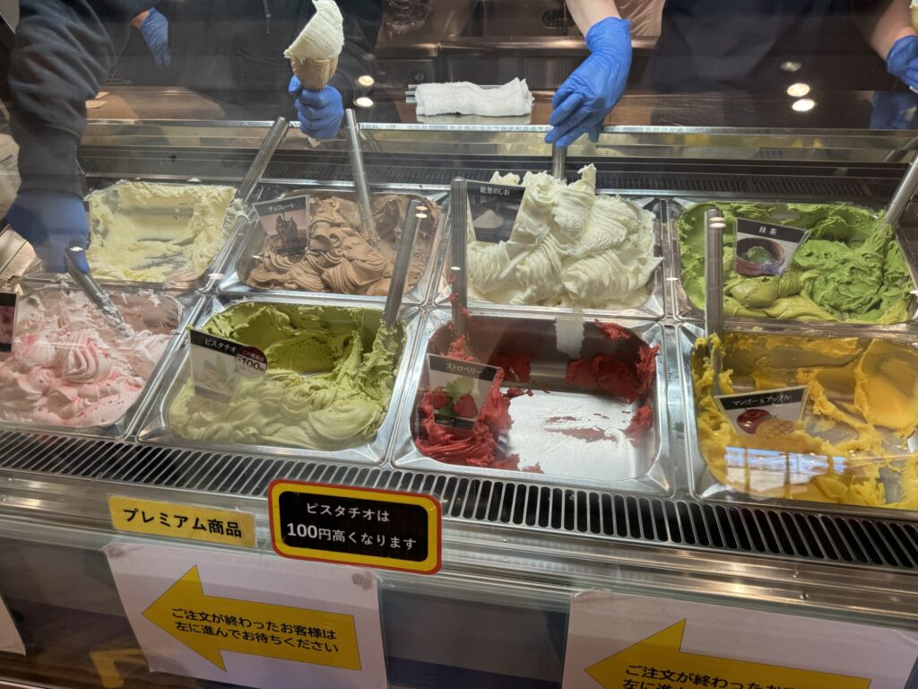 抹茶やチョコレート、能登のしおなどが並ぶマルガージェラート能登本店のショーケース