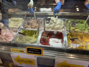 抹茶やチョコレート、能登のしおなどが並ぶマルガージェラート能登本店のショーケース