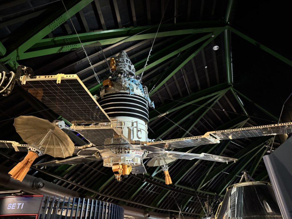 コスモアイル羽咋の展示室に吊るされた通信衛星