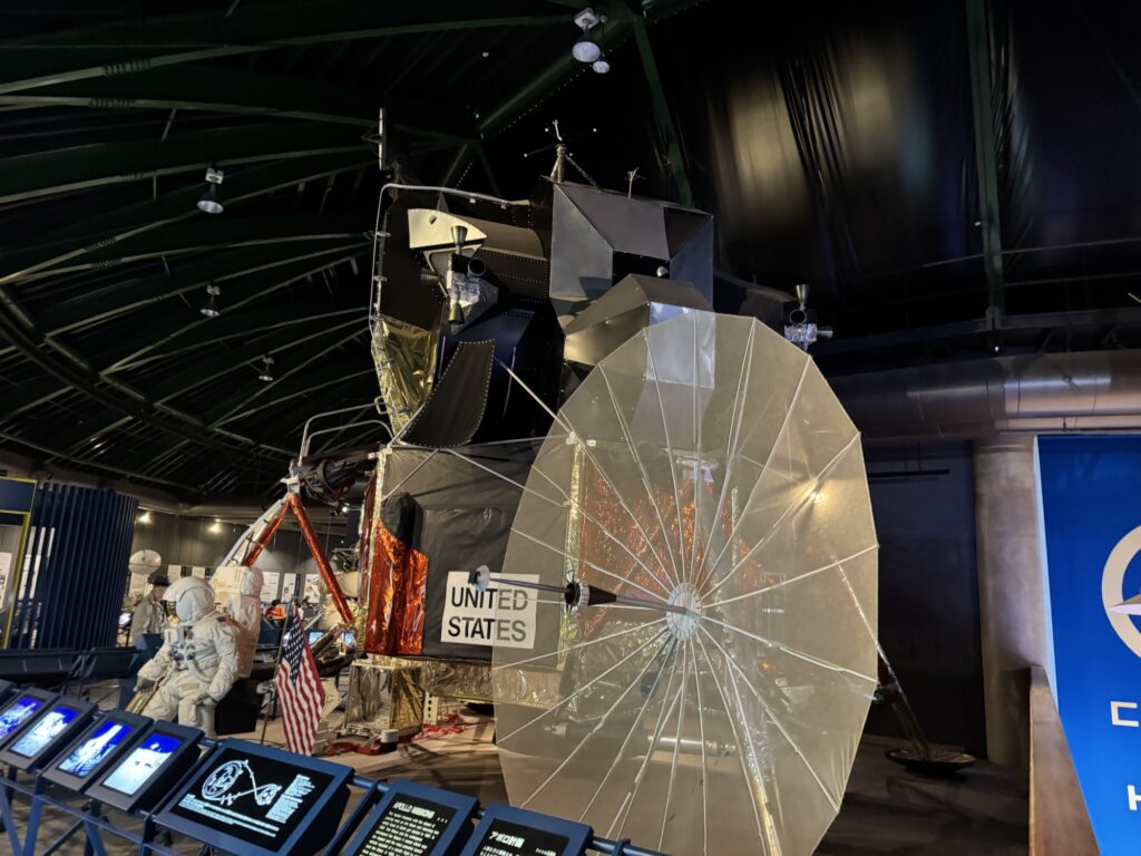 コスモアイル羽咋のアポロ月着陸船と宇宙服の展示