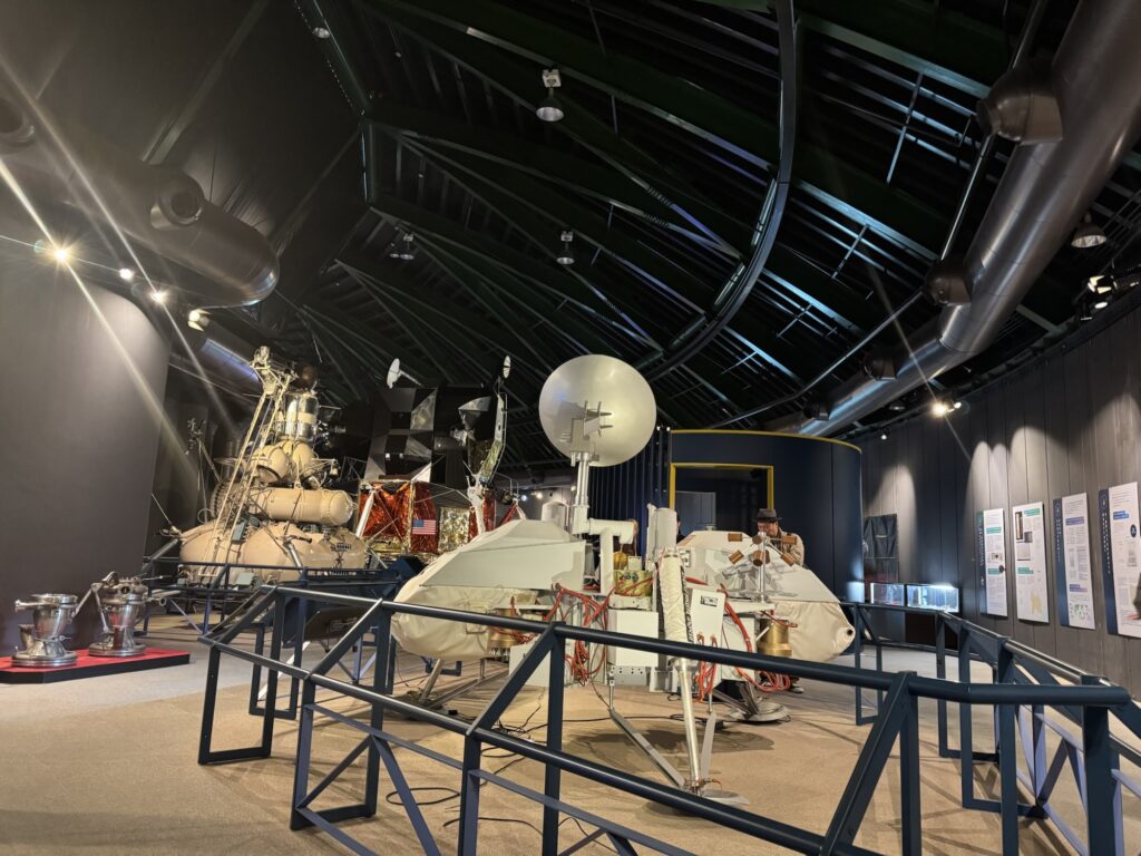 コスモアイル羽咋の宇宙科学展示室に並ぶ宇宙船