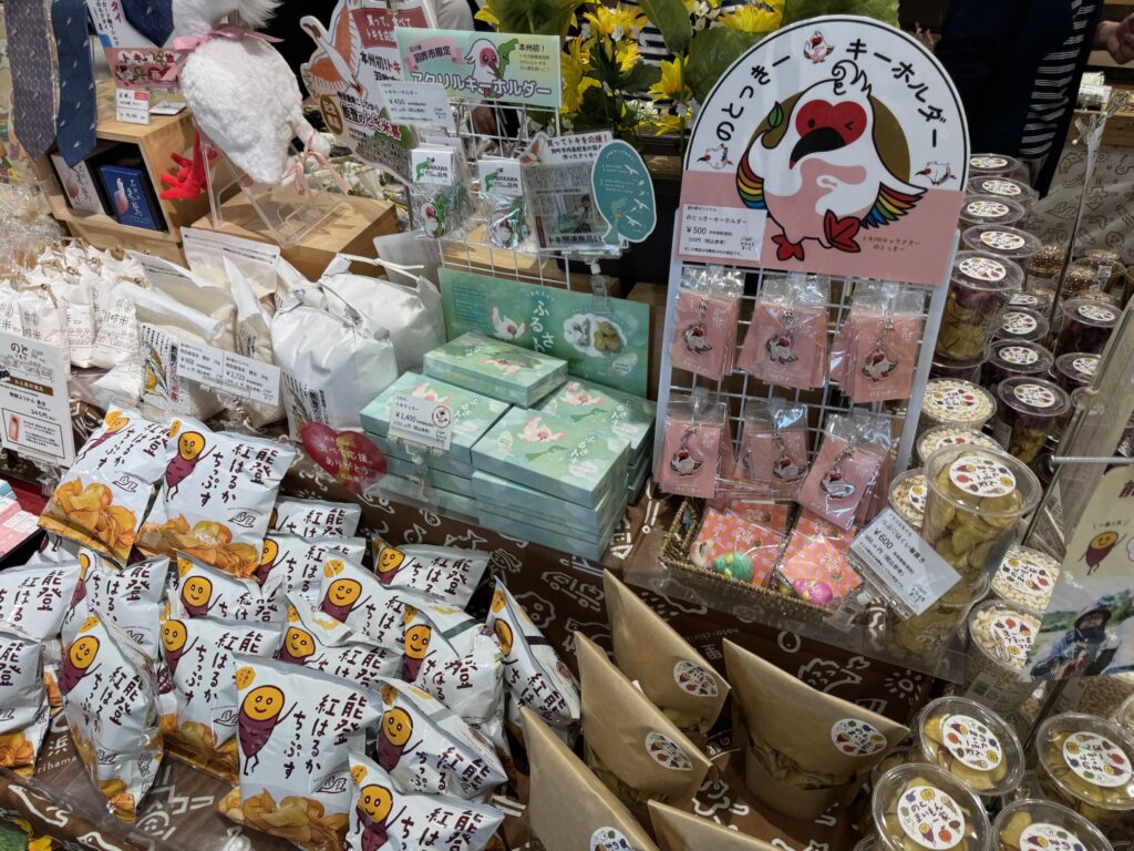 のとっきーキーホルダーやトキクッキーが並ぶ道の駅のと千里浜のトキ関連グッズ売り場