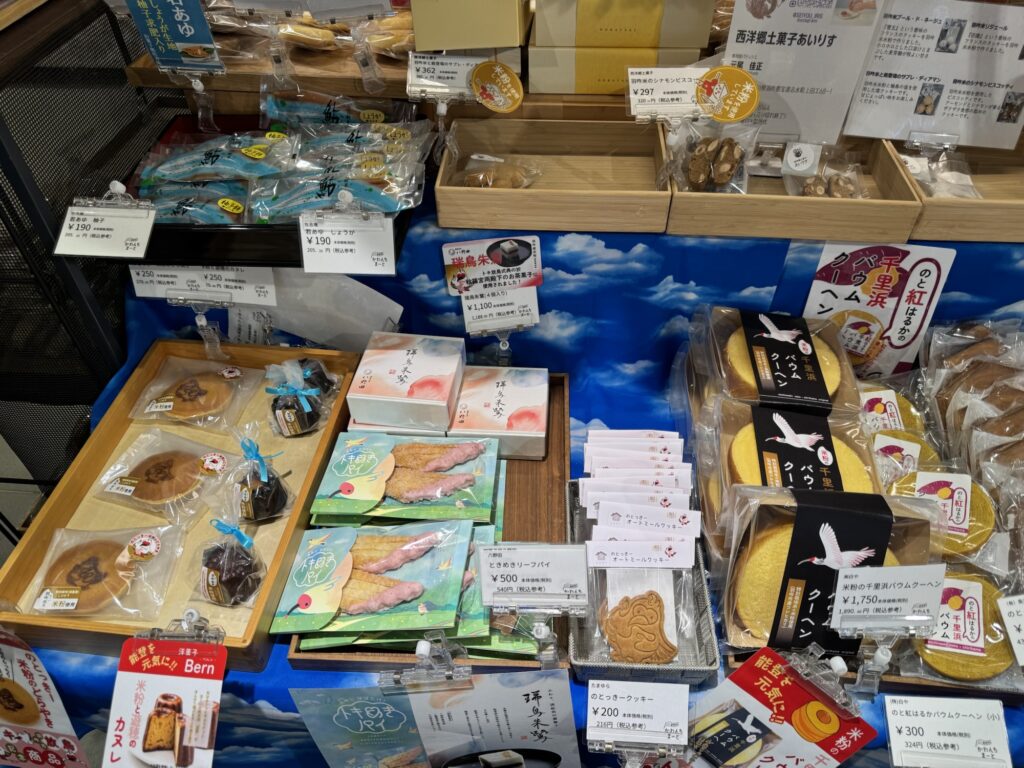 瑞鳥朱鷺やときめきリーフパイなど羽咋米を使ったトキにちなむ菓子が並ぶ売り場