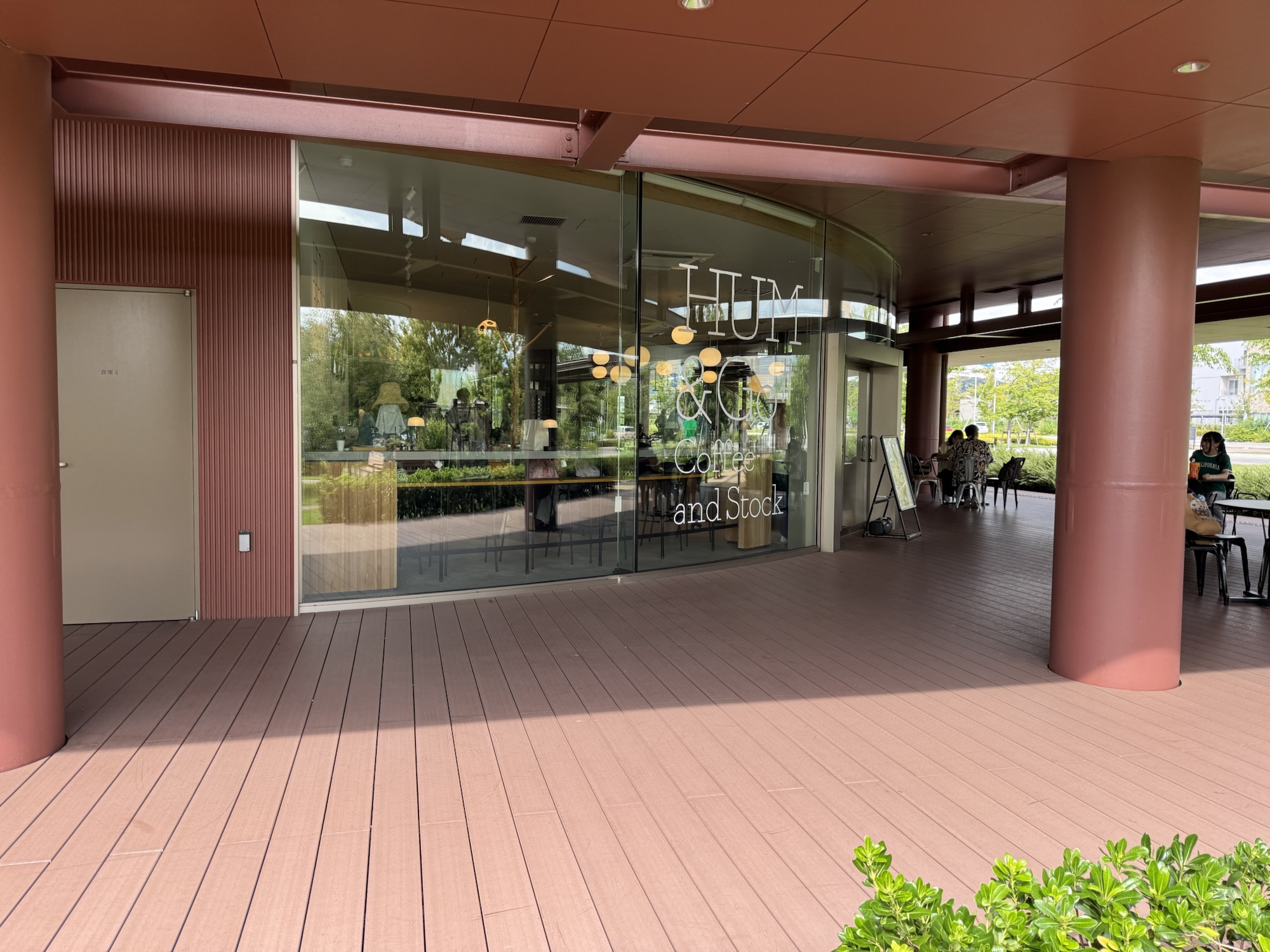 石川県立図書館に併設されたカフェ HUM&Go# の外観とウッドデッキのテラス席