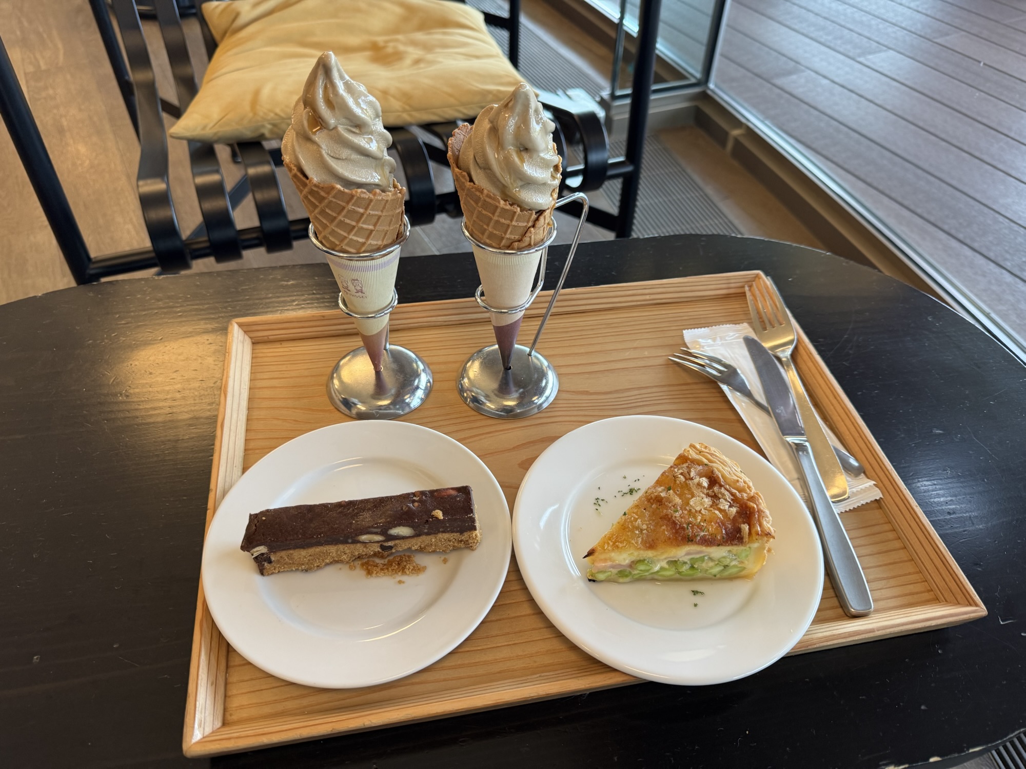 HUM&Go# 石川県立図書館カフェのほうじ茶ソフトクリームとケーキ・キッシュ