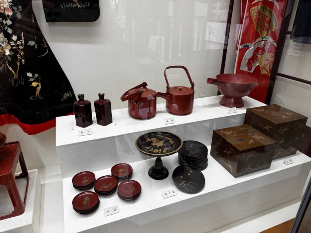 銚子や重箱など婚礼の漆器