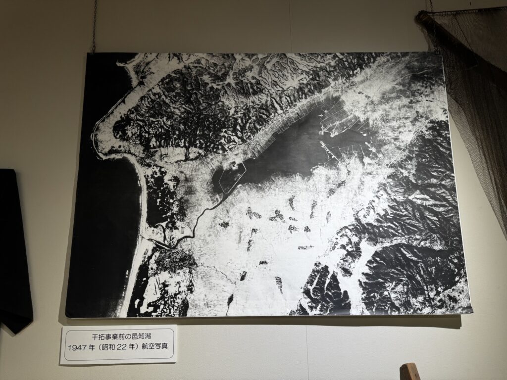 干拓事業前の邑知潟を写した1947年の航空写真パネル