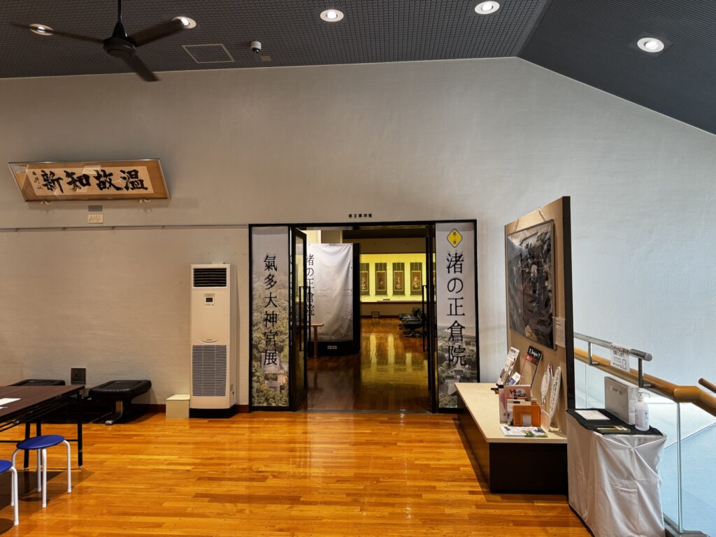 2階ロビーと第2展示室の入口
