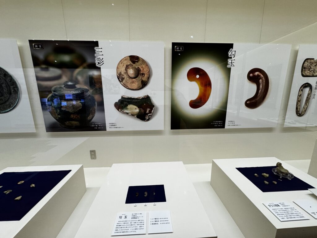 沖ノ島の国宝と寺家遺跡出土品を並べた展示