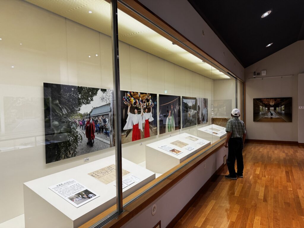 祭礼写真と古文書が並ぶ展示室