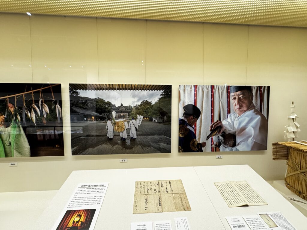 鵜祭の鵜籠を運ぶ神職と鵜を捧げ持つ神職の写真