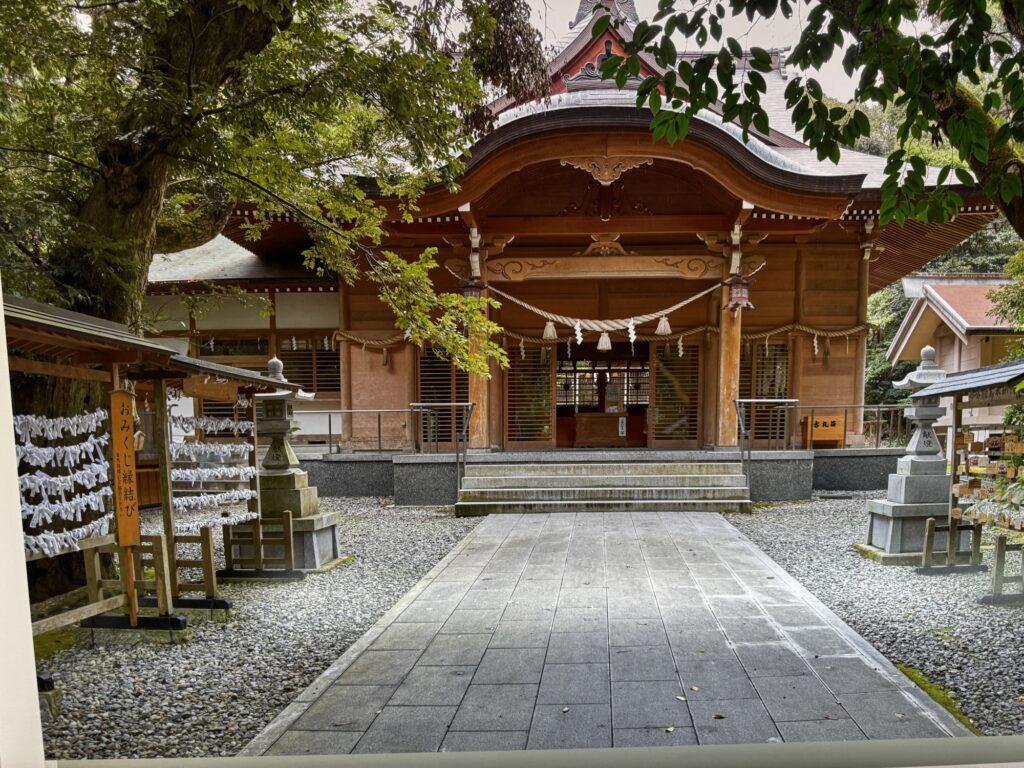 気多大社の拝殿を写した展示写真