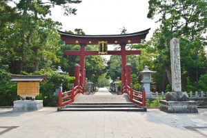 氣比神宮の朱塗りの大鳥居(福井県敦賀市)