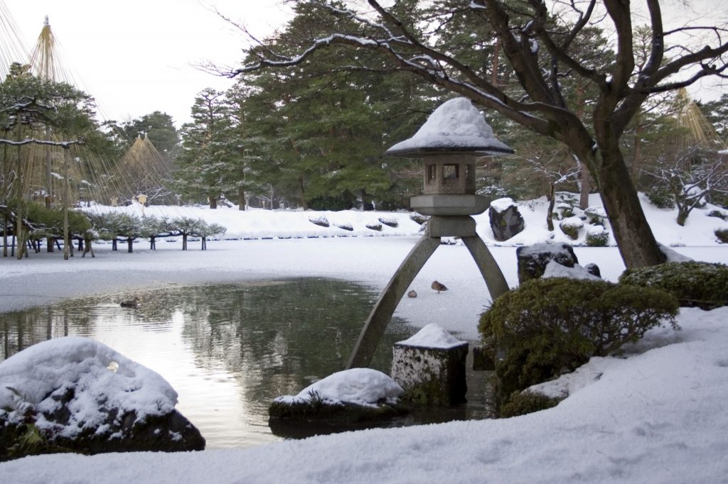 雪吊りと徽軫灯籠が並ぶ雪の兼六園
